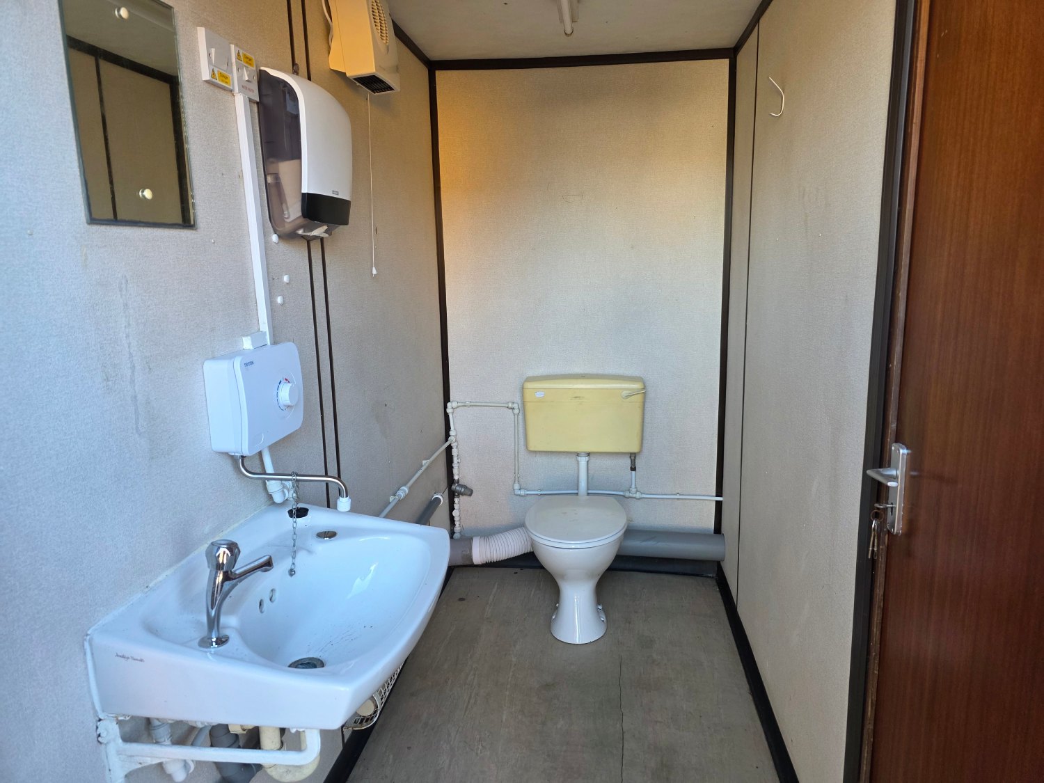 Ex-Hire 2+1 Toilet Block - ORD3674 - Image 4