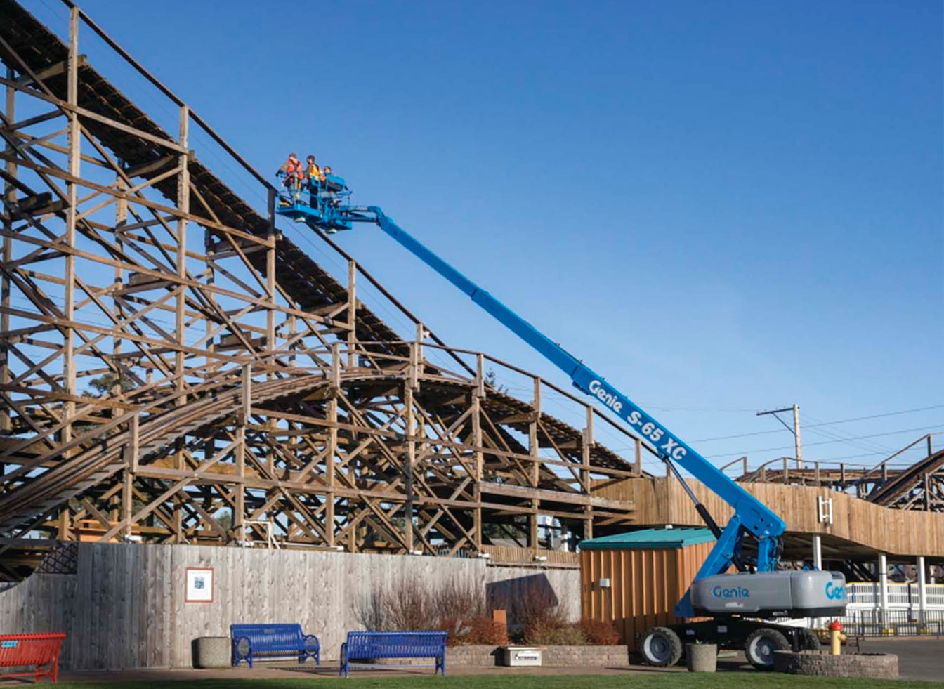 Genie Boom Lift being used to reach Incredible Heights-img1